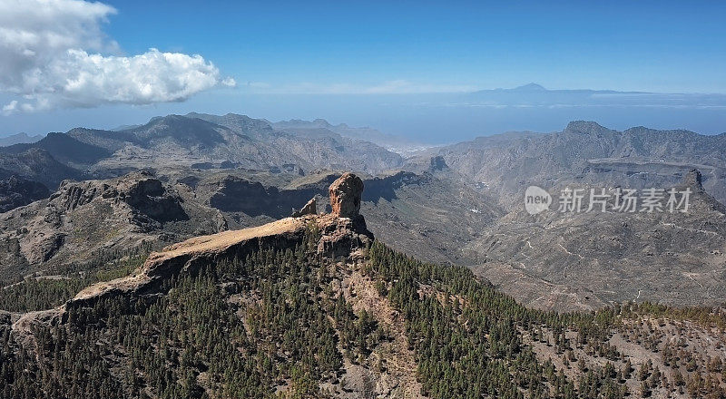 Roque Nublo鸟瞰图，一个火山岩石在特赫达火山口，大加那利岛，加那利群岛，西班牙。